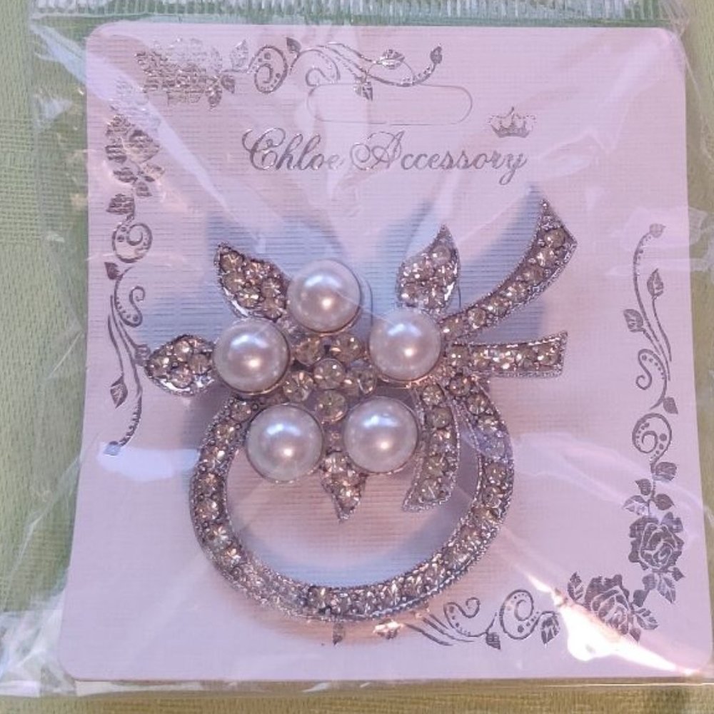 ~NWT Rhinestone Brooch.